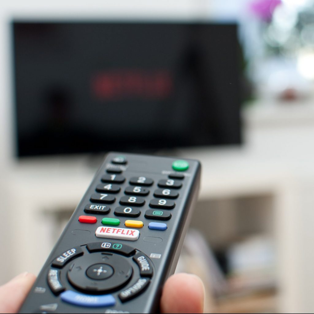 mando de televisión poniendo Netflix