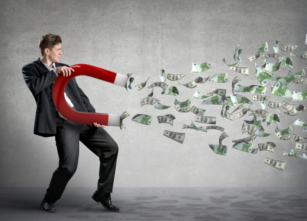 persona con imán atrayendo dinero