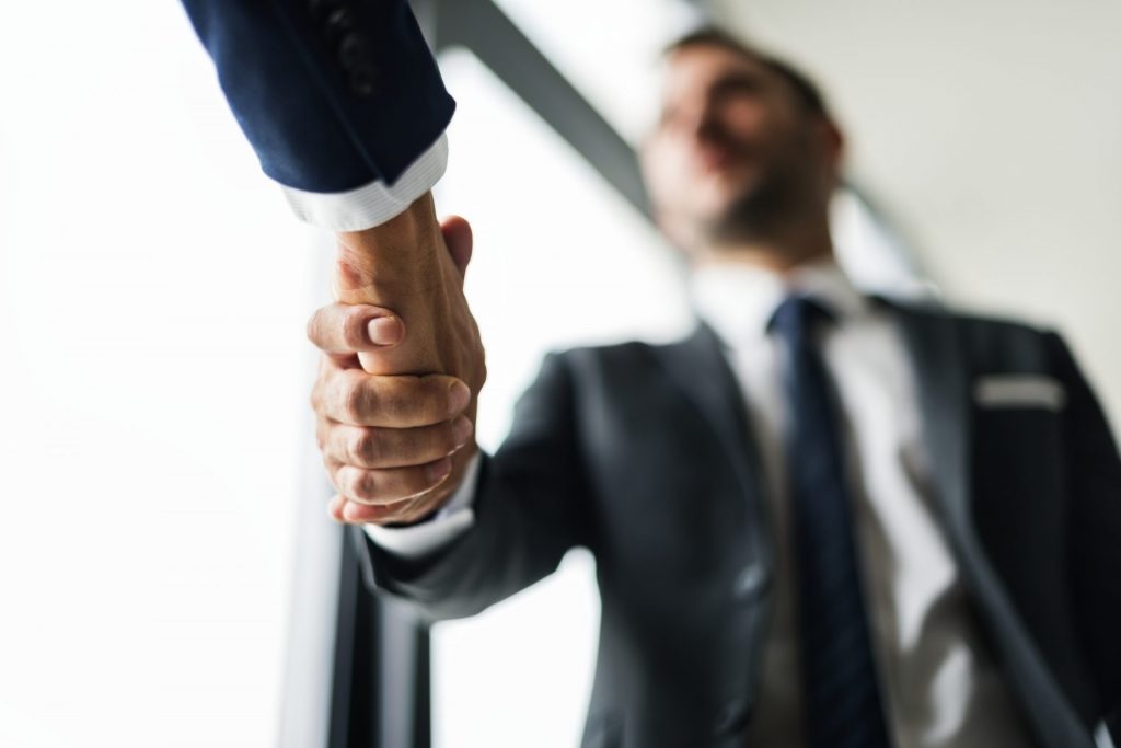 hombres negocios apreton manos