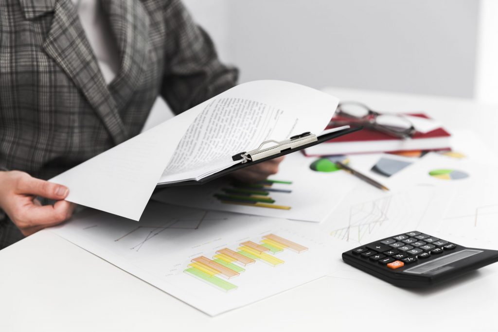 empresaria trabajando escritorio oficina