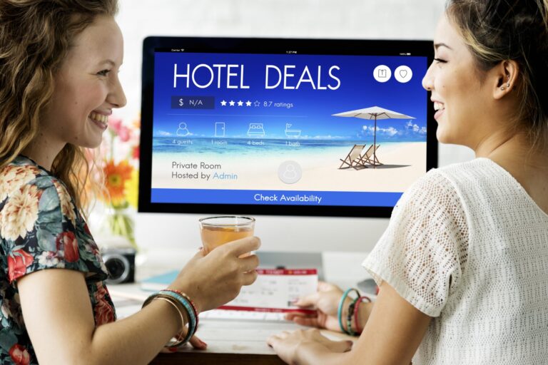 pantalla de ordenador con oferta de alojamiento de un hotel