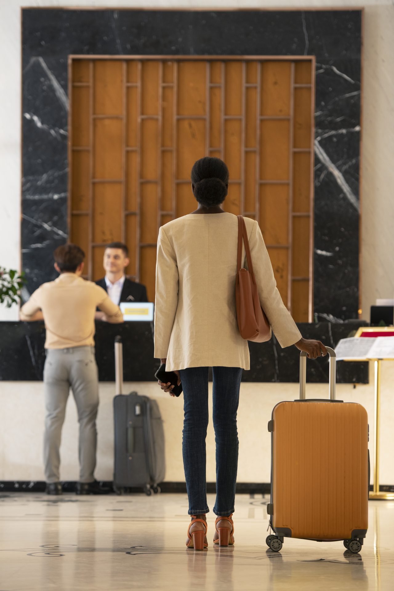 persona esperando en recepción de hotel