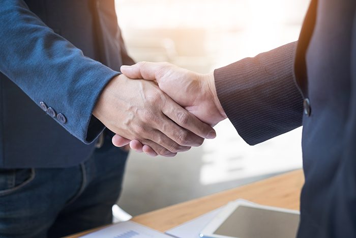 apretón de manos entre dos empresarios