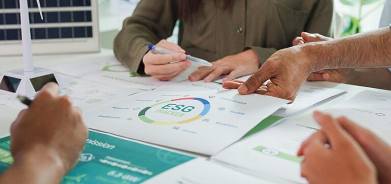 equipo de empresa creando plan ESG
