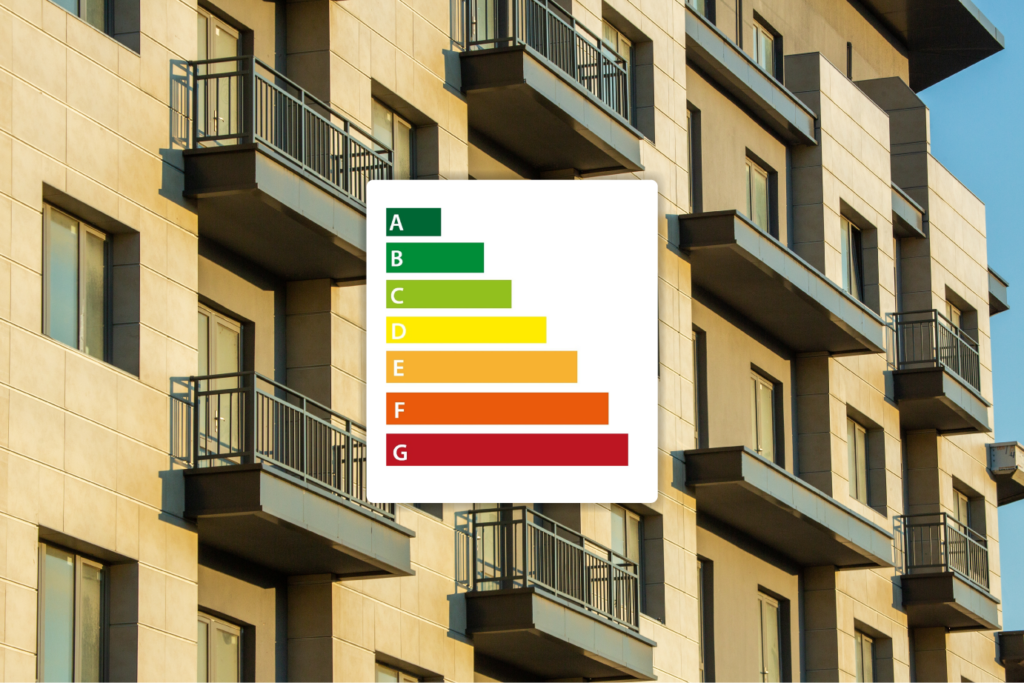 fachada de bloque de pisos con un cartel indicando los niveles de los certificados energéticos