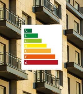 fachada de bloque de pisos con un cartel indicando los niveles de los certificados energéticos