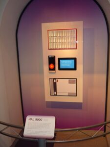 réplica de HAL 9000 en una exposición