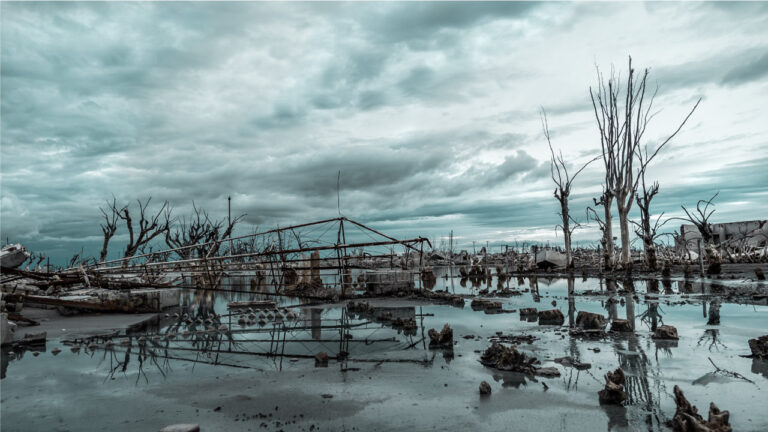 fenómeno climático extremo de campo inundado en día lluvioso