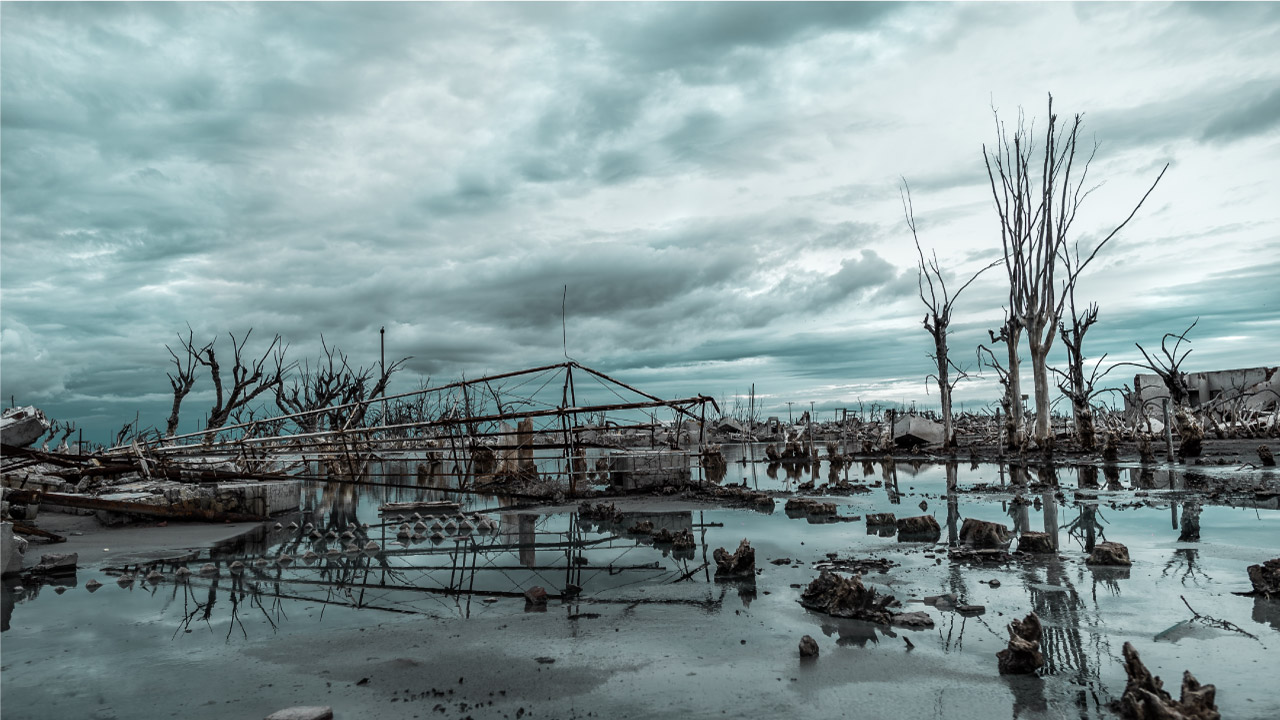 fenómeno climático extremo de campo inundado en día lluvioso