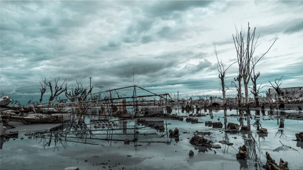 fenómeno climático extremo de campo inundado en día lluvioso