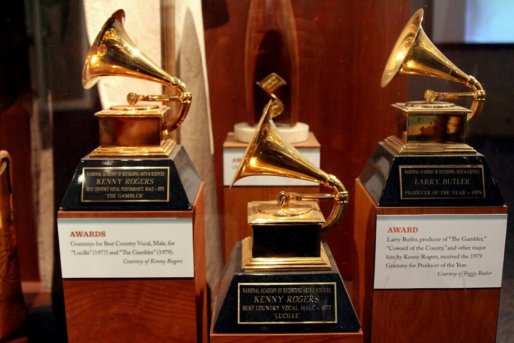 premios grammy en una vitrina de exposición